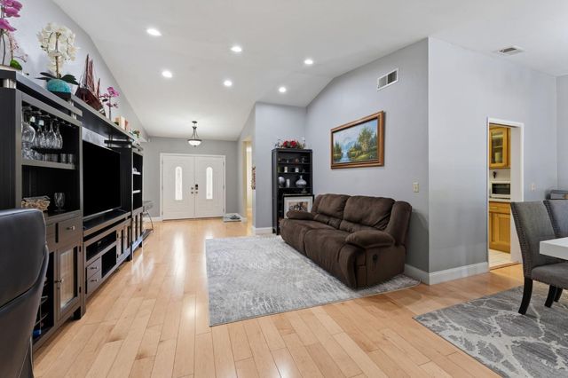 2049 Las Coches Way, Sacramento, CA 95833