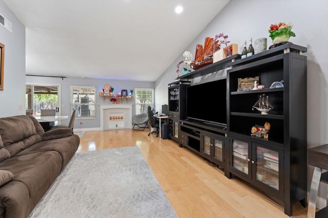 2049 Las Coches Way, Sacramento, CA 95833