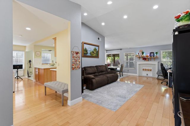 2049 Las Coches Way, Sacramento, CA 95833