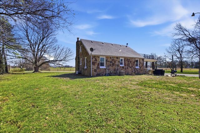 2015 S Farm Road 107, Springfield, MO 65802