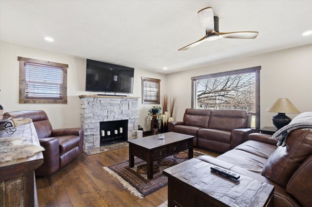 2015 S Farm Road 107, Springfield, MO 65802