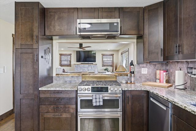 2015 S Farm Road 107, Springfield, MO 65802