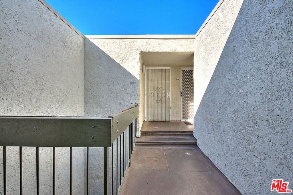 Image 4 of property listing at 4900 Overland Avenue 274, Culver City, CA 90230