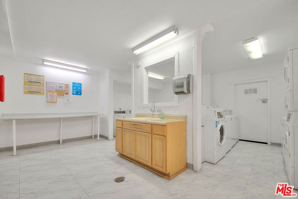 Image 41 of property listing at 4900 Overland Avenue 274, Culver City, CA 90230