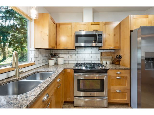 9319 Ne BROADWAY, Portland, OR 97220