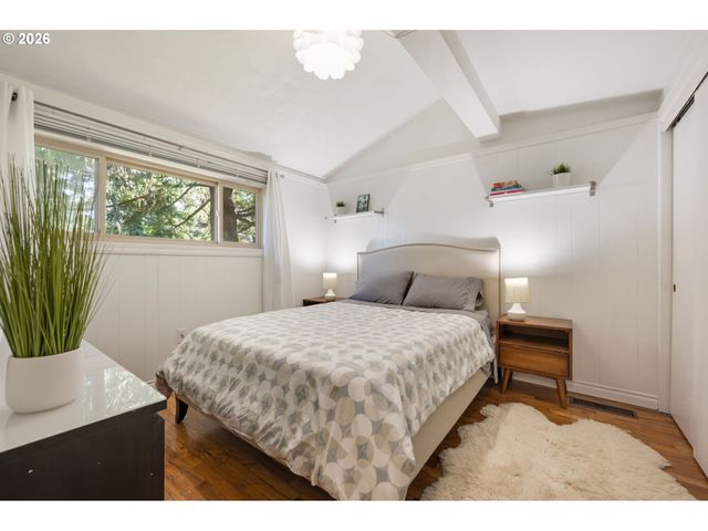 9319 Ne BROADWAY, Portland, OR 97220