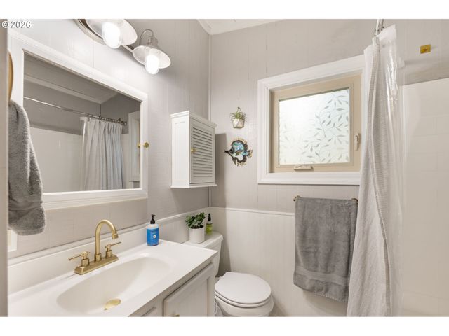 9319 Ne BROADWAY, Portland, OR 97220