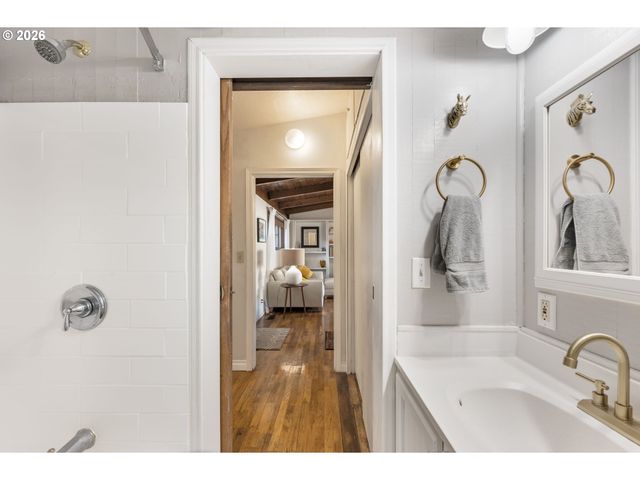 9319 Ne BROADWAY, Portland, OR 97220