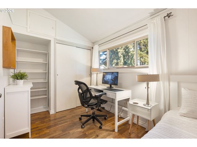 9319 Ne BROADWAY, Portland, OR 97220