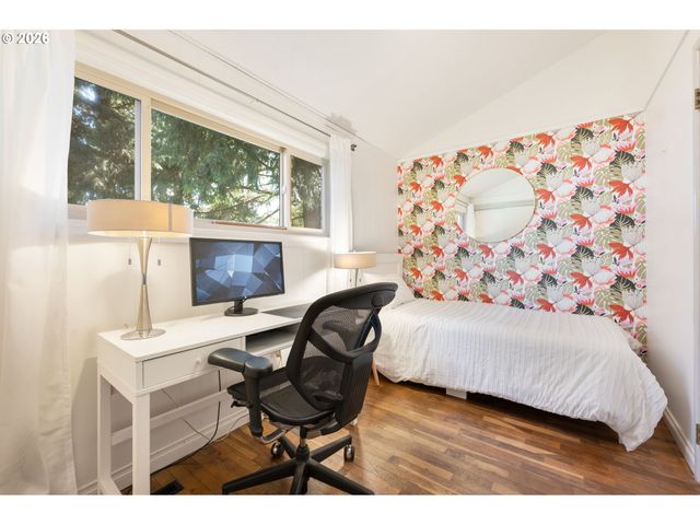 9319 Ne BROADWAY, Portland, OR 97220