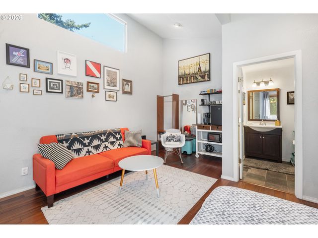 9319 Ne BROADWAY, Portland, OR 97220