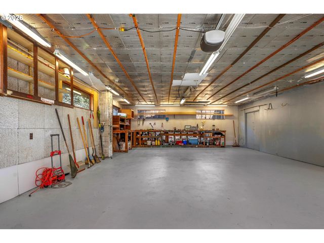 9319 Ne BROADWAY, Portland, OR 97220