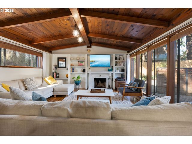 9319 Ne BROADWAY, Portland, OR 97220