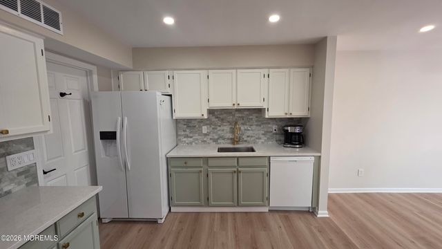 99 Oak Lane, Eatontown, NJ 07724