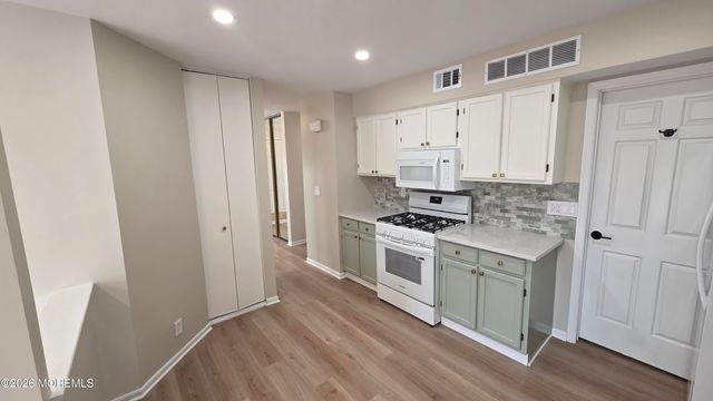 99 Oak Lane, Eatontown, NJ 07724