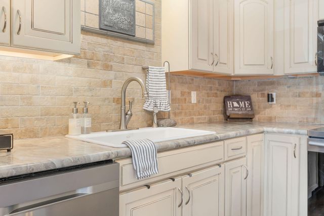 110 Black Bear Way, Hollister, MO 65672