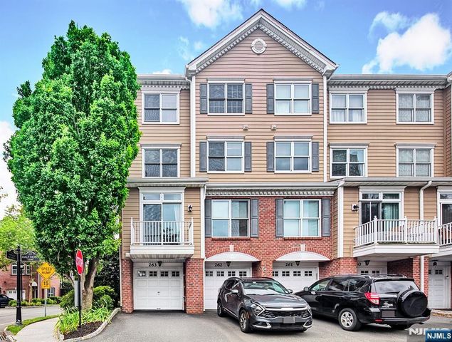 263 Halfmoon Court, West New York, NJ 07093