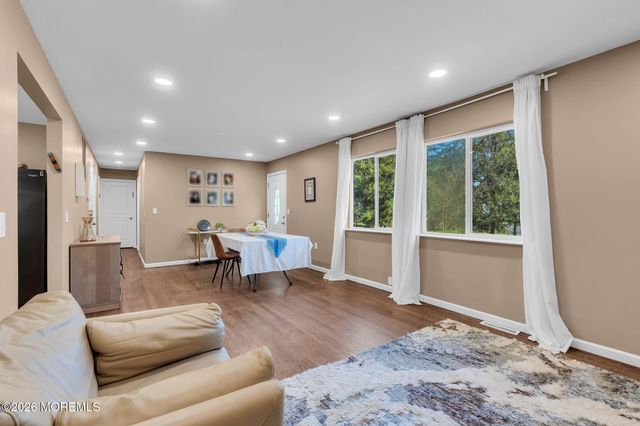 43 Redwood Place, Jackson, NJ 08527