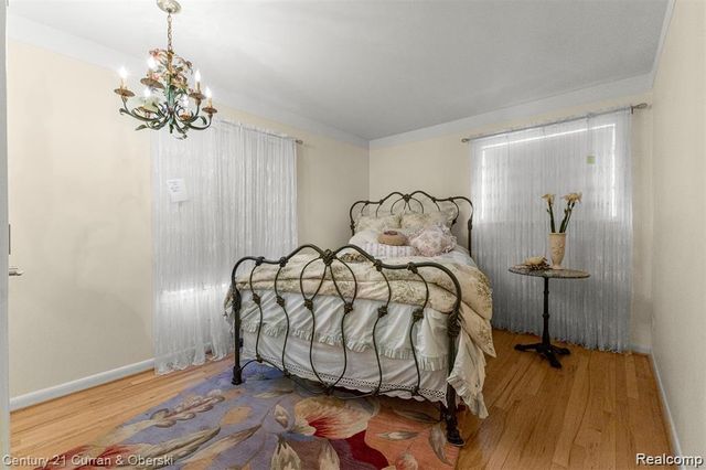 7941 N Charlesworth Street, Dearborn Heights, MI 48127