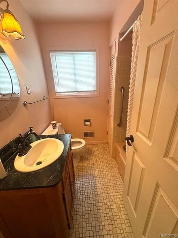 7941 N Charlesworth Street, Dearborn Heights, MI 48127