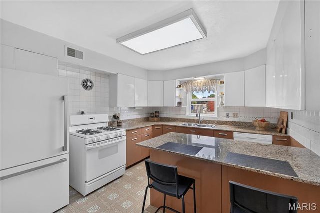 3152 Watson Road, St Louis, MO 63139