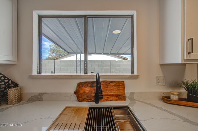 6002 W CATALINA Drive, Phoenix, AZ 85033