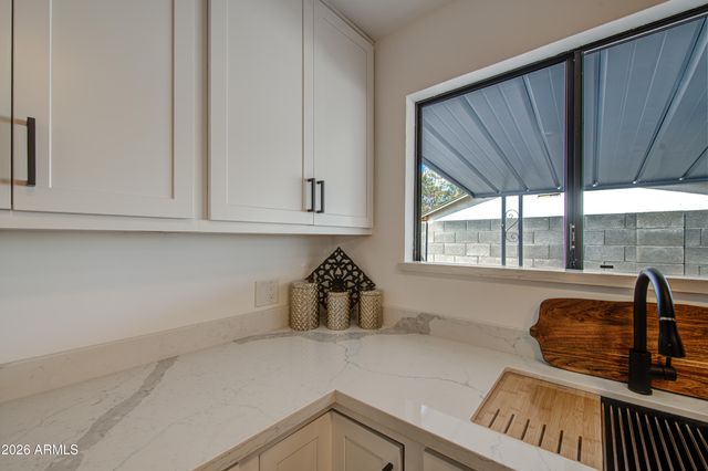 6002 W CATALINA Drive, Phoenix, AZ 85033