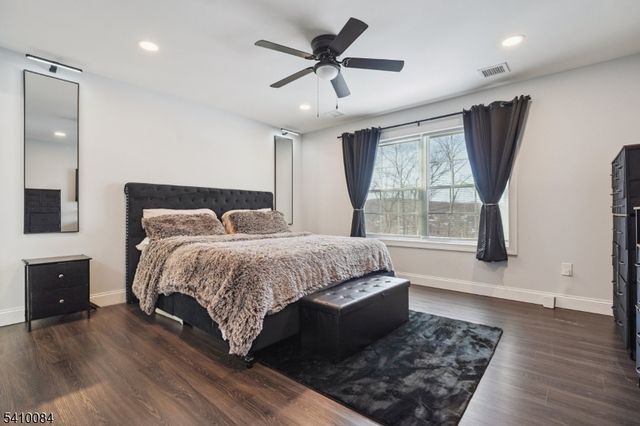 127 W End Ave, Hopatcong Boro, NJ 07843