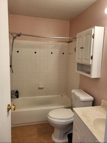 1844 Colonial Village Way 3, Waterford Charter Township, MI 48328
