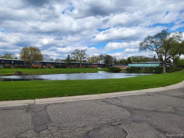 1844 Colonial Village Way 3, Waterford Charter Township, MI 48328