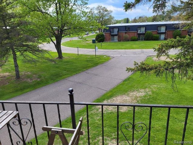 1844 Colonial Village Way 3, Waterford Charter Township, MI 48328