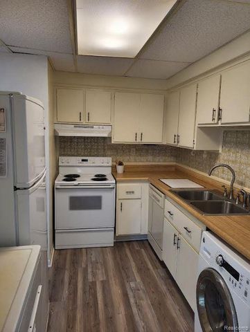 1844 Colonial Village Way 3, Waterford Charter Township, MI 48328