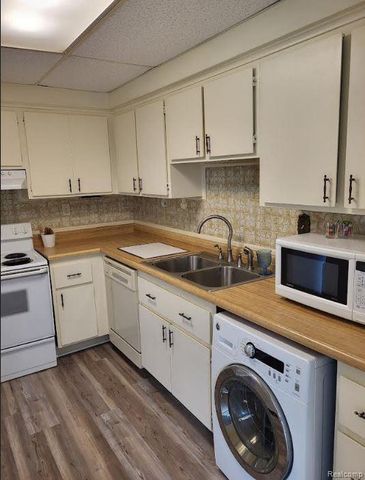 1844 Colonial Village Way 3, Waterford Charter Township, MI 48328
