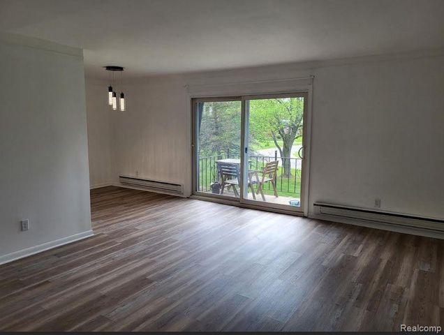 1844 Colonial Village Way 3, Waterford Charter Township, MI 48328