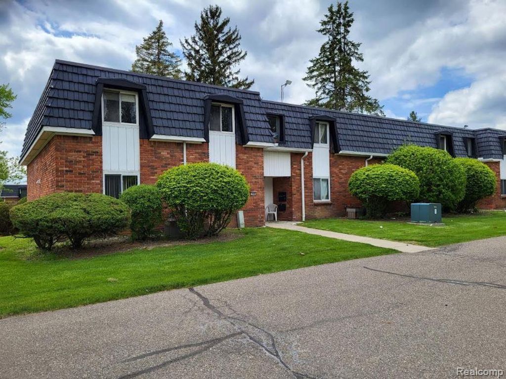 1844 Colonial Village Way 3, Waterford Charter Township, MI 48328