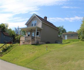 31 Pennsylvania Ave, California, PA 15419