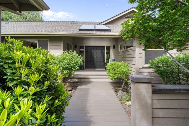 2767 NW Champion Circle, Bend, OR 97703