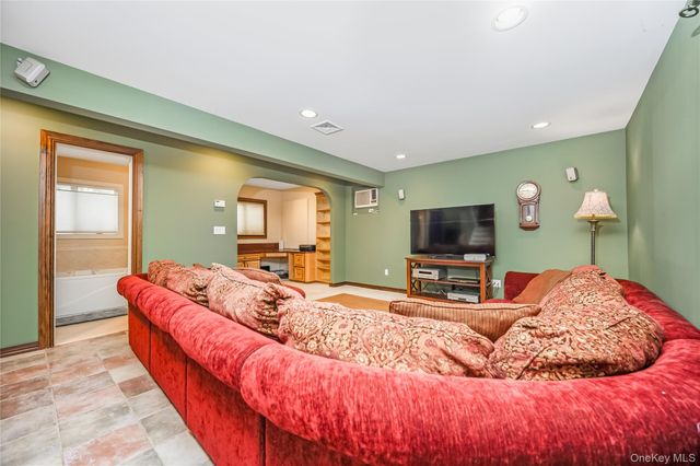 145 Washington Street, Farmingdale, NY 11735