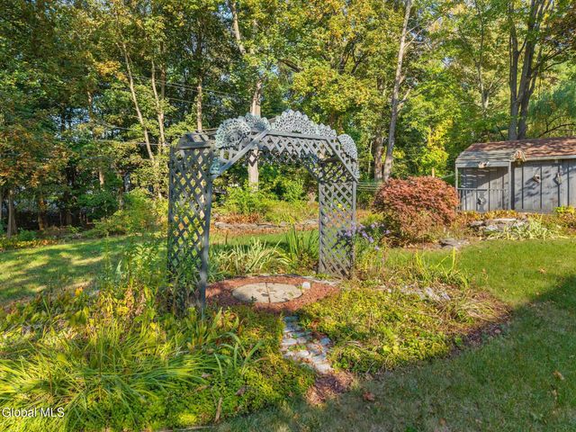 18 Friar Tuck Road, Guilderland, NY 12203