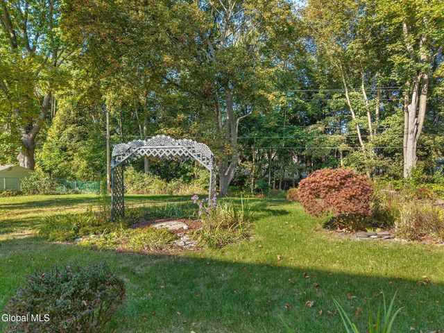 18 Friar Tuck Road, Guilderland, NY 12203