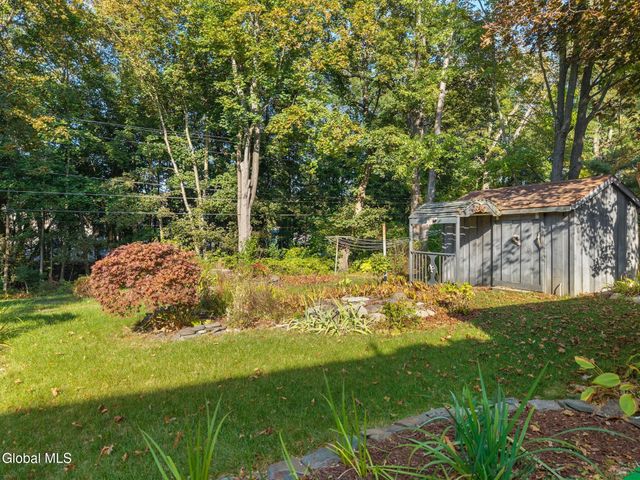 18 Friar Tuck Road, Guilderland, NY 12203