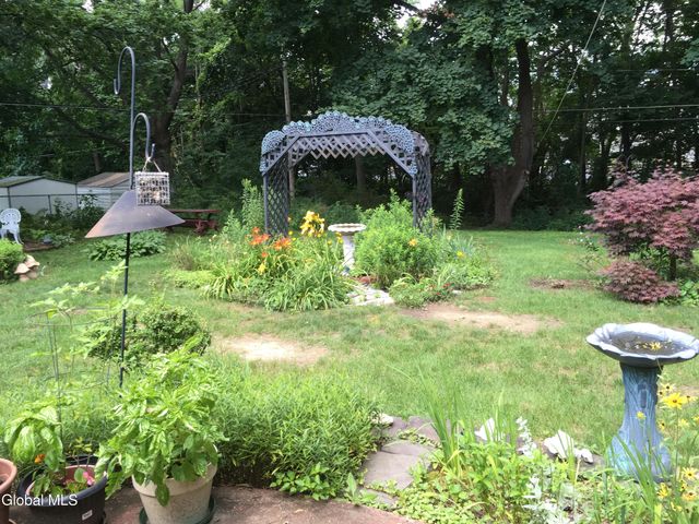 18 Friar Tuck Road, Guilderland, NY 12203