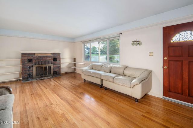 18 Friar Tuck Road, Guilderland, NY 12203