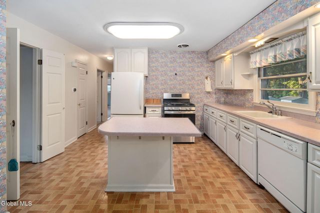 18 Friar Tuck Road, Guilderland, NY 12203