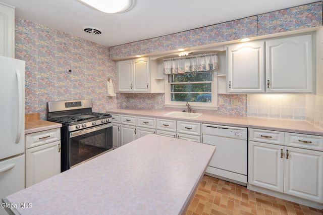 18 Friar Tuck Road, Guilderland, NY 12203