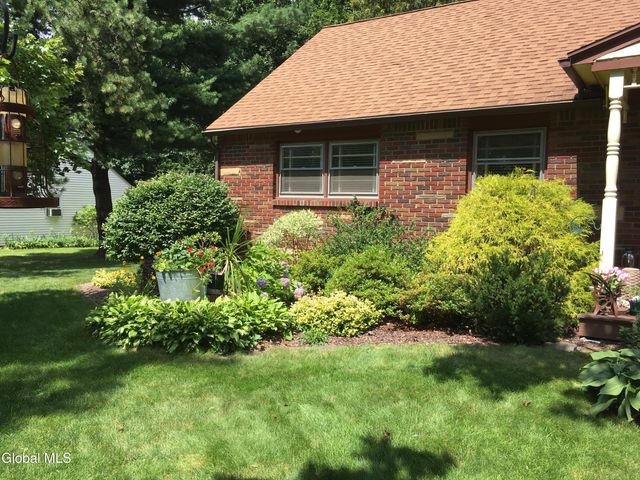 18 Friar Tuck Road, Guilderland, NY 12203