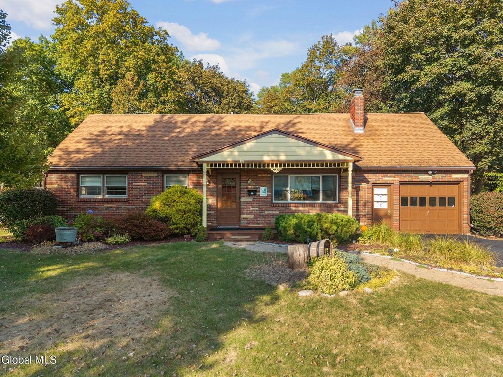 18 Friar Tuck Road, Guilderland, NY 12203