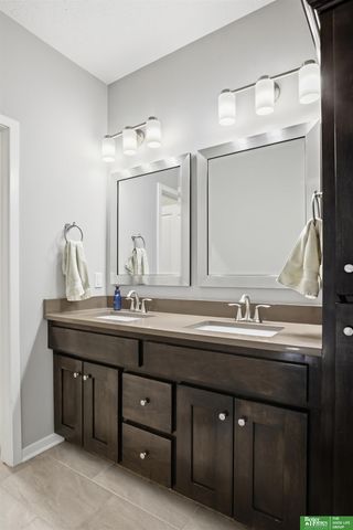 516 Sherwood Drive, Gretna, NE 68028