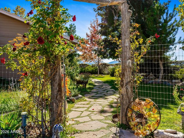 17827 S Tawny Lane, Peeples Valley, AZ 86332