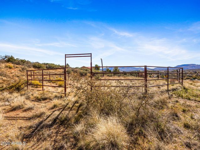 17827 S Tawny Lane, Peeples Valley, AZ 86332